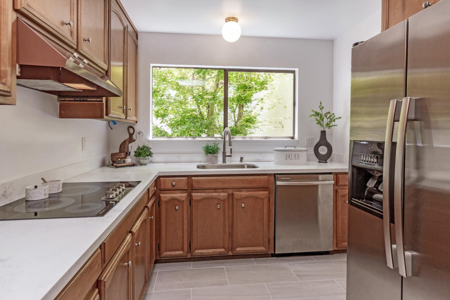 Detail Gallery Image 11 of 23 For 2435 Sharon Oaks Dr, Menlo Park,  CA 94025 - 2 Beds | 2 Baths