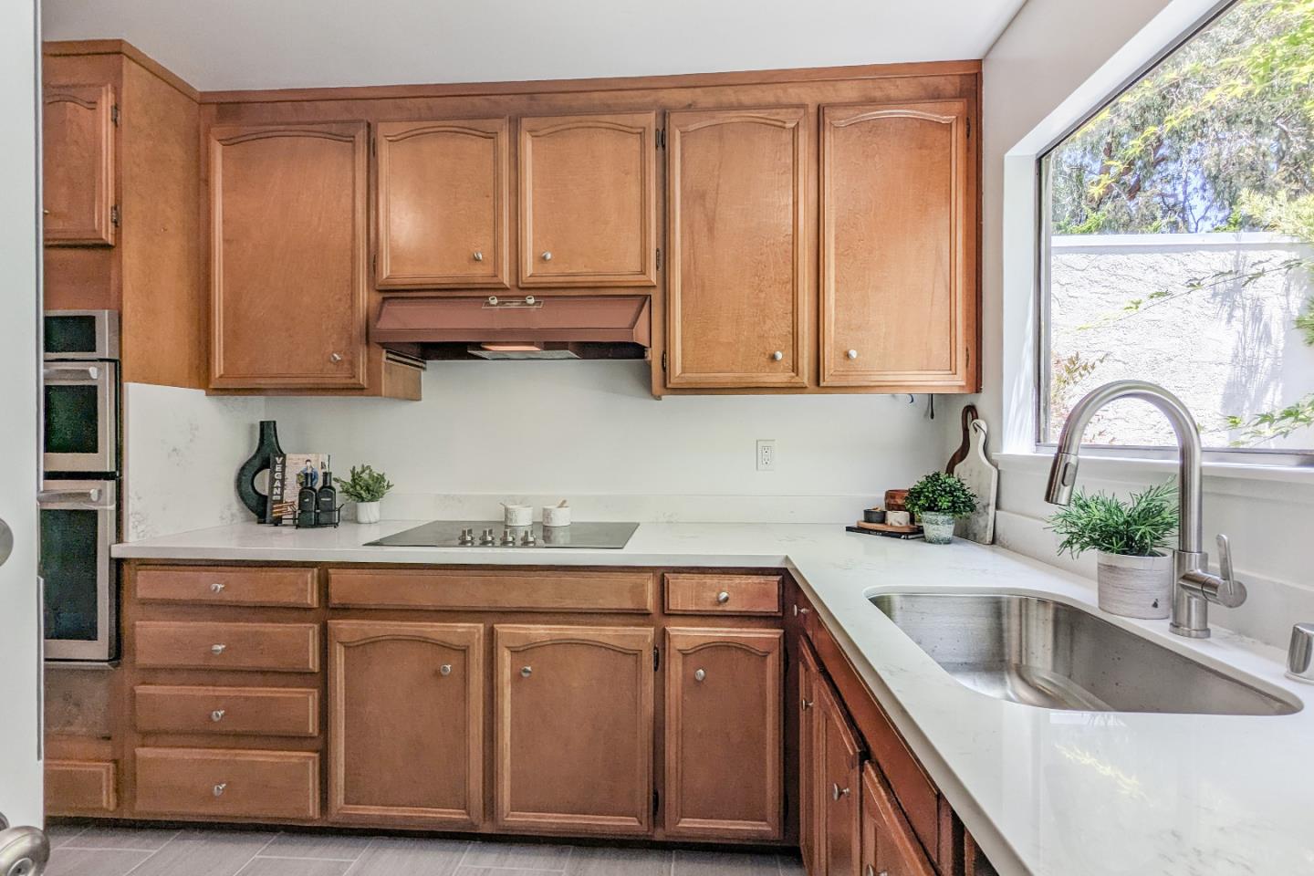 Detail Gallery Image 12 of 23 For 2435 Sharon Oaks Dr, Menlo Park,  CA 94025 - 2 Beds | 2 Baths