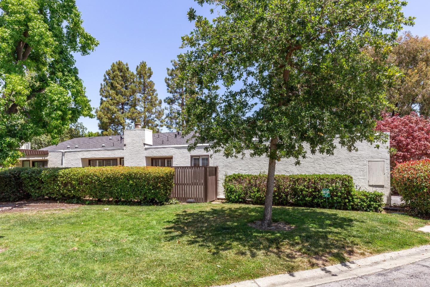 Detail Gallery Image 2 of 23 For 2435 Sharon Oaks Dr, Menlo Park,  CA 94025 - 2 Beds | 2 Baths