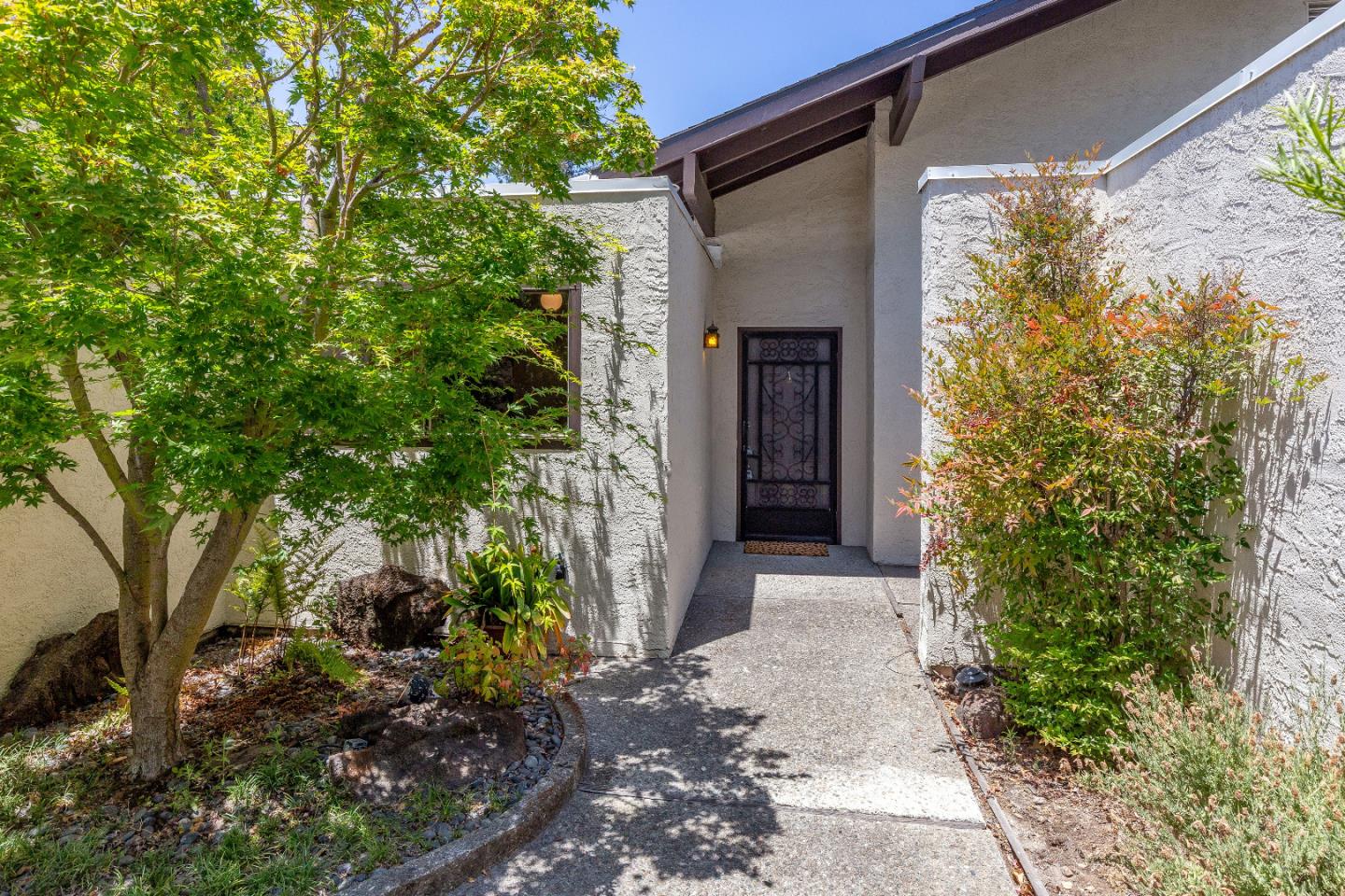 Detail Gallery Image 3 of 23 For 2435 Sharon Oaks Dr, Menlo Park,  CA 94025 - 2 Beds | 2 Baths