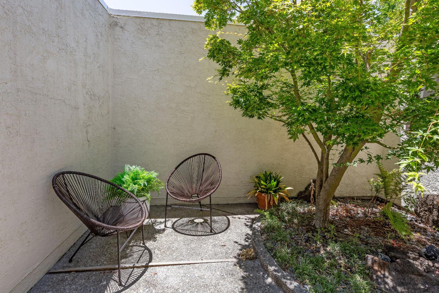 Detail Gallery Image 4 of 23 For 2435 Sharon Oaks Dr, Menlo Park,  CA 94025 - 2 Beds | 2 Baths