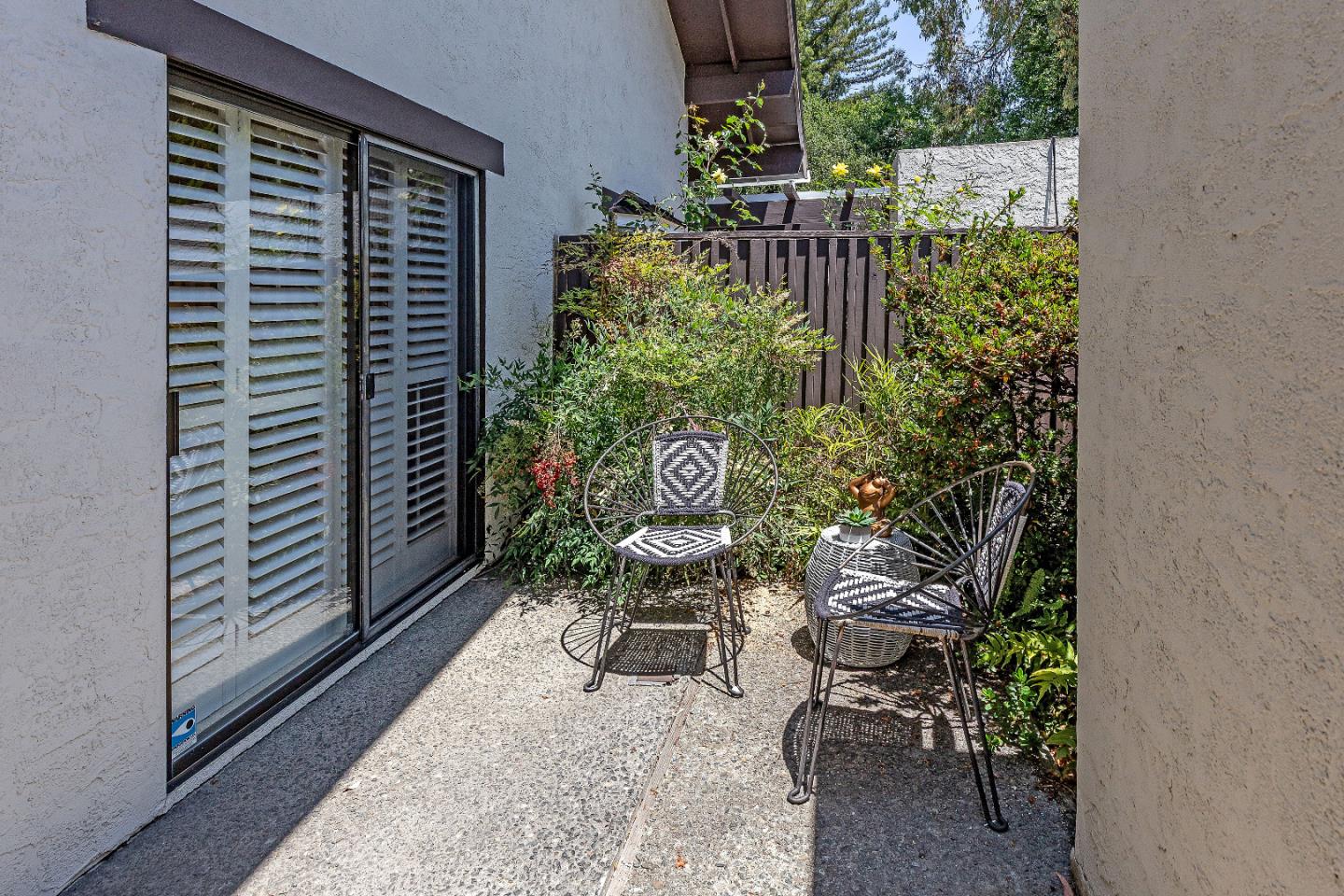 Detail Gallery Image 5 of 23 For 2435 Sharon Oaks Dr, Menlo Park,  CA 94025 - 2 Beds | 2 Baths