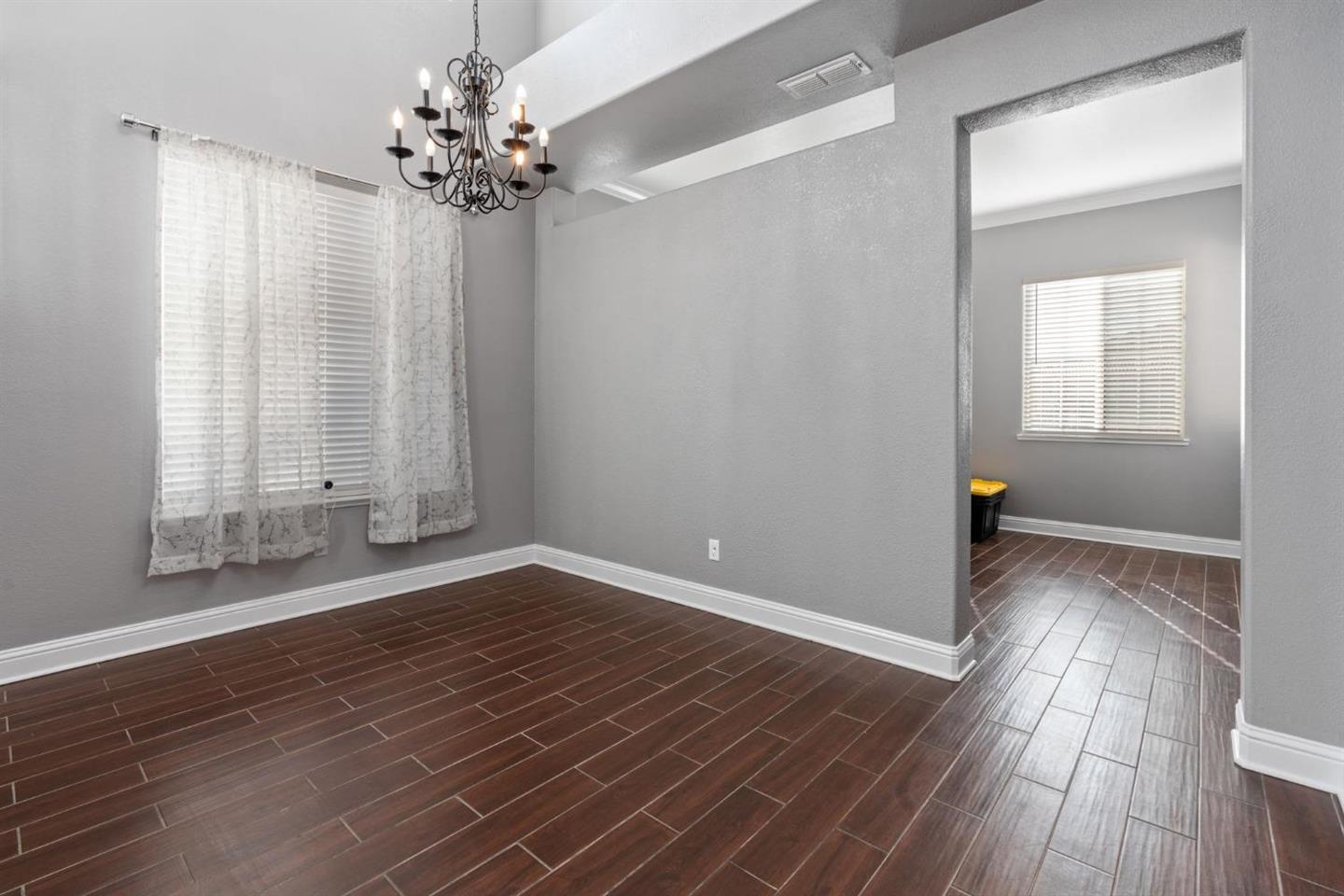 Detail Gallery Image 3 of 18 For 564 Millwood Dr, Patterson,  CA 95363 - 5 Beds | 3/1 Baths