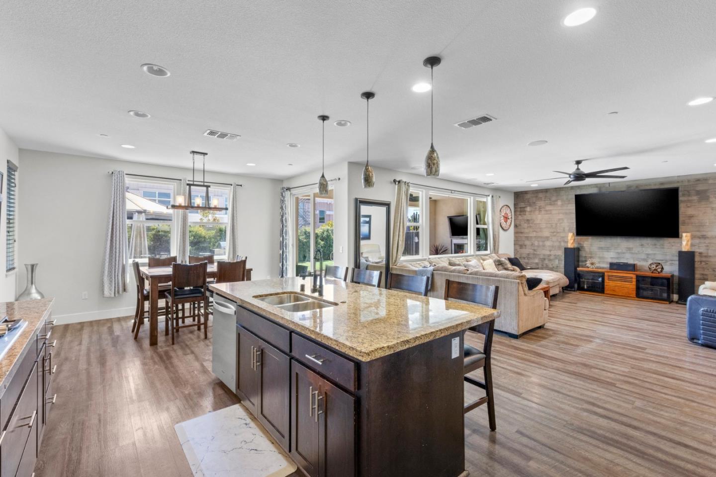 Detail Gallery Image 10 of 44 For 9850 Bobcat Ct, Gilroy,  CA 95020 - 4 Beds | 3/1 Baths