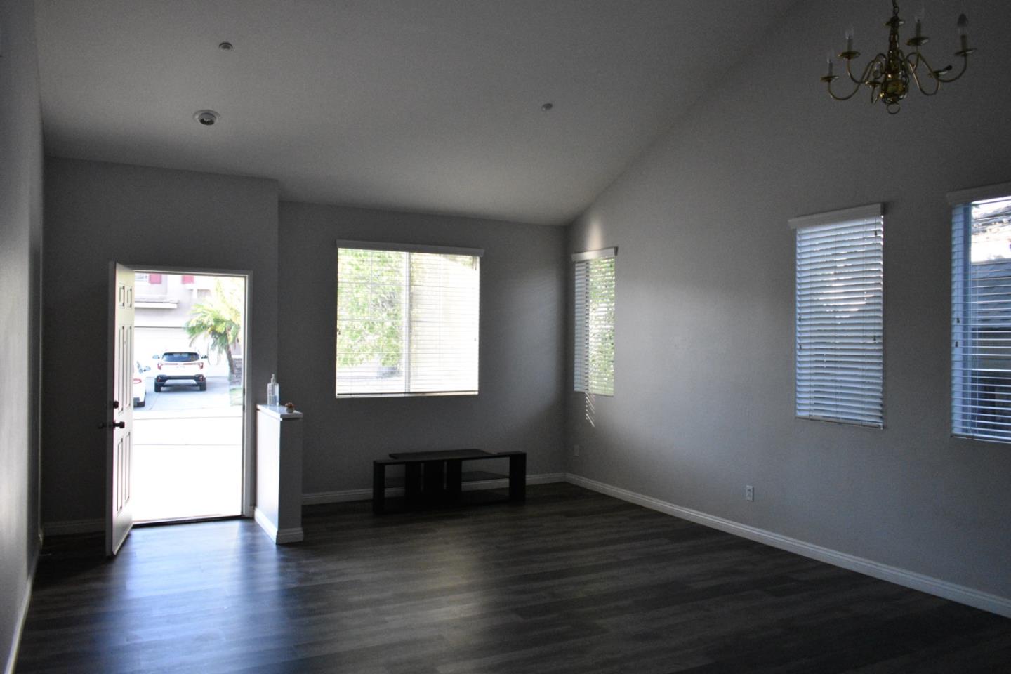 Detail Gallery Image 3 of 21 For 1449 Haddington Dr, Riverside,  CA 92507 - 4 Beds | 2/1 Baths