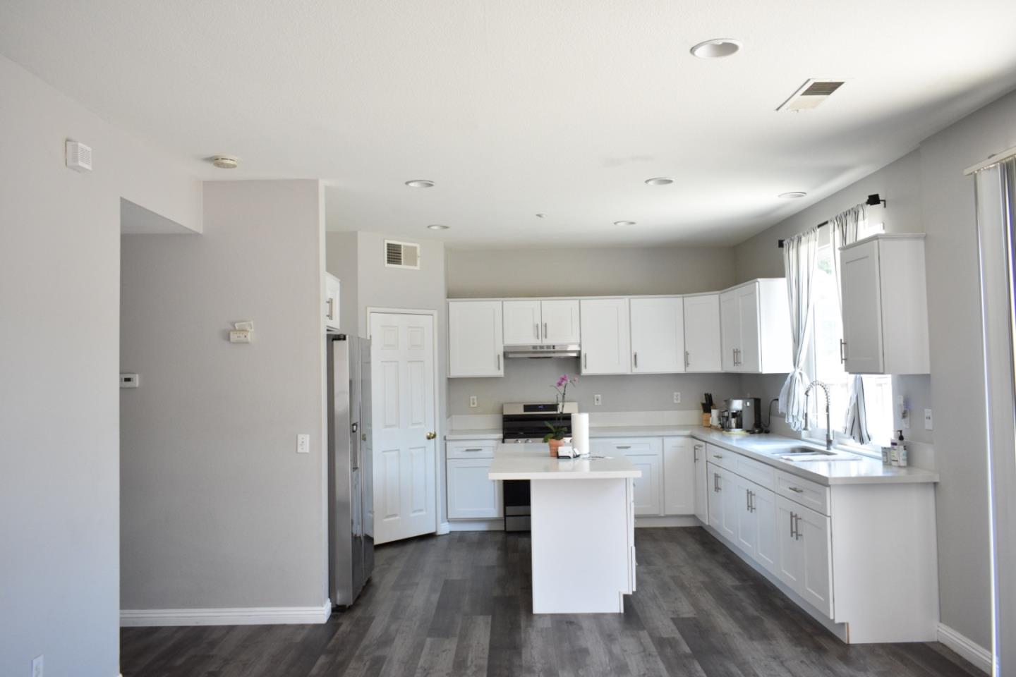 Detail Gallery Image 4 of 21 For 1449 Haddington Dr, Riverside,  CA 92507 - 4 Beds | 2/1 Baths
