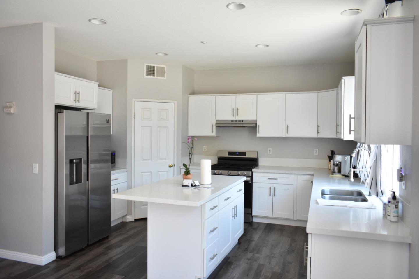 Detail Gallery Image 5 of 21 For 1449 Haddington Dr, Riverside,  CA 92507 - 4 Beds | 2/1 Baths