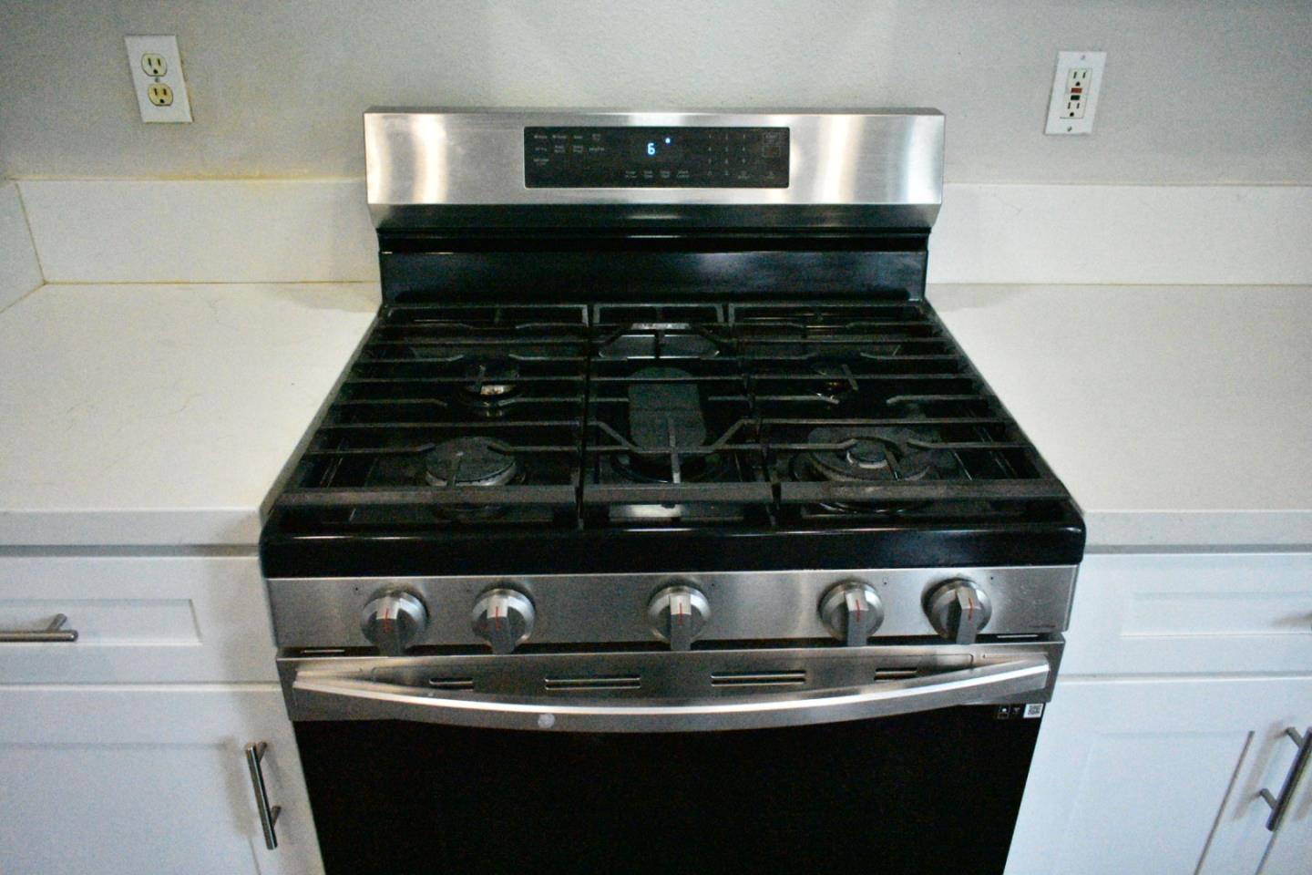 Detail Gallery Image 7 of 21 For 1449 Haddington Dr, Riverside,  CA 92507 - 4 Beds | 2/1 Baths