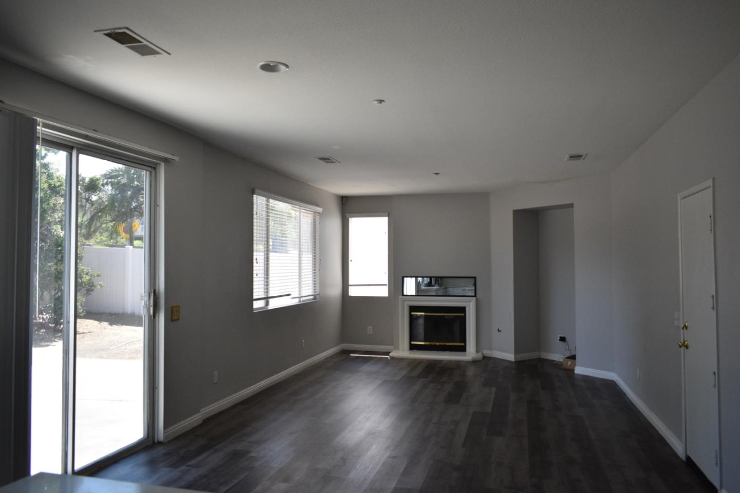 Detail Gallery Image 9 of 21 For 1449 Haddington Dr, Riverside,  CA 92507 - 4 Beds | 2/1 Baths