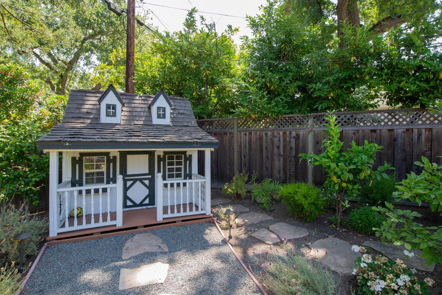 Detail Gallery Image 35 of 42 For 1360 Elder Ave, Menlo Park,  CA 94025 - 4 Beds | 3 Baths