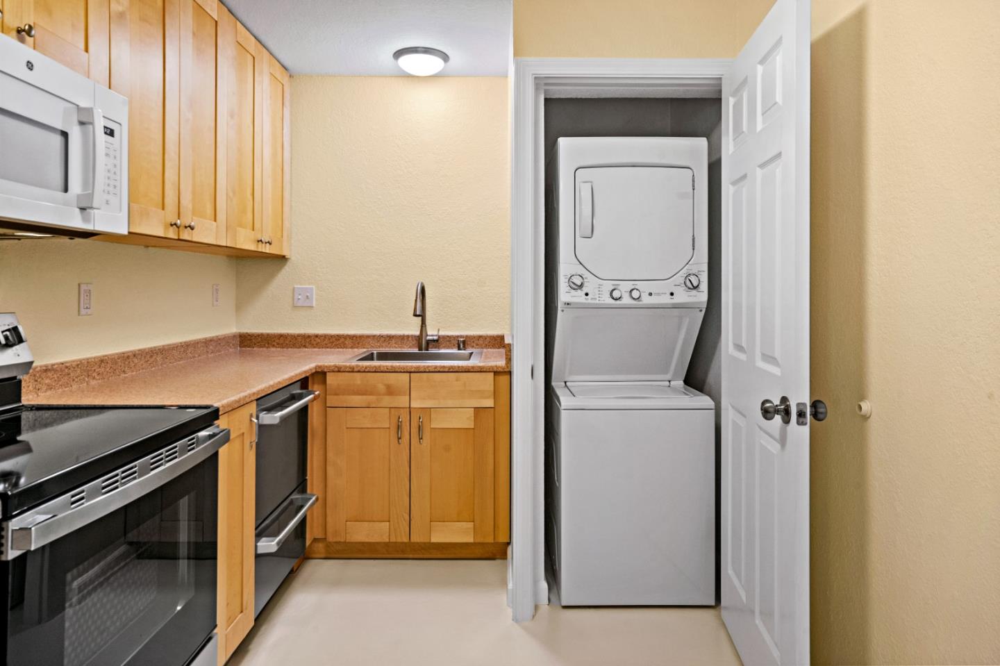 Detail Gallery Image 4 of 26 For 820 Casanova Ave #75,  Monterey,  CA 93940 - 1 Beds | 1 Baths