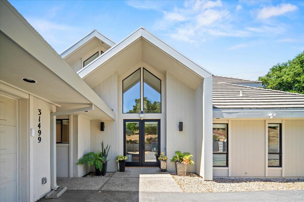 Detail Gallery Image 2 of 44 For 31499 via Las Rosas, Carmel Valley,  CA 93924 - 4 Beds | 2/1 Baths