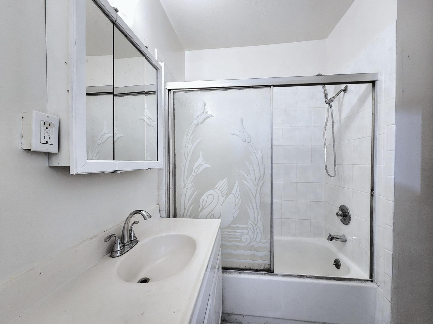 Detail Gallery Image 11 of 25 For 2645 23rd Ave, Oakland,  CA 94606 - 2 Beds | 1 Baths