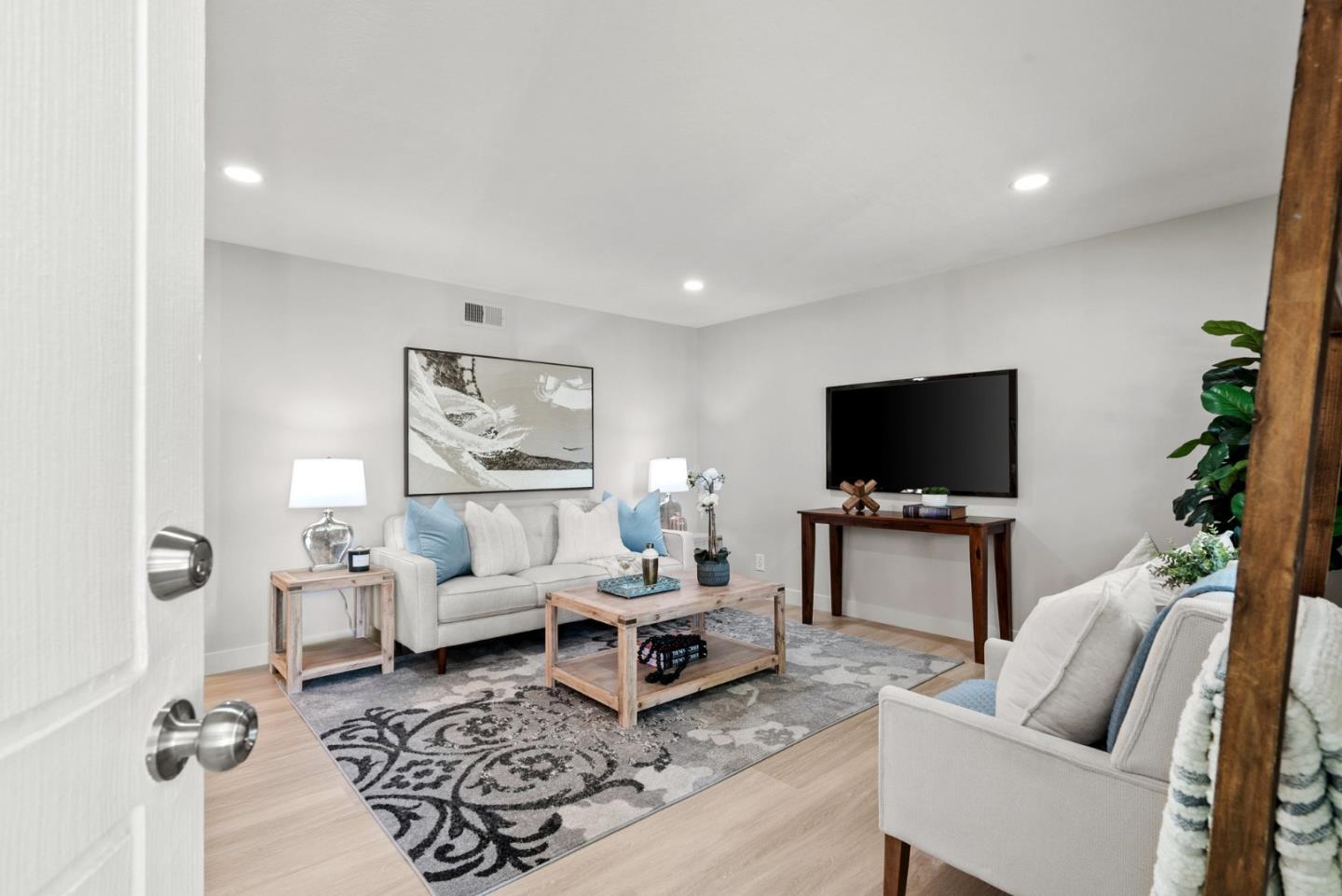 Detail Gallery Image 6 of 38 For 297 Watson Dr #1,  Campbell,  CA 95008 - 2 Beds | 1 Baths