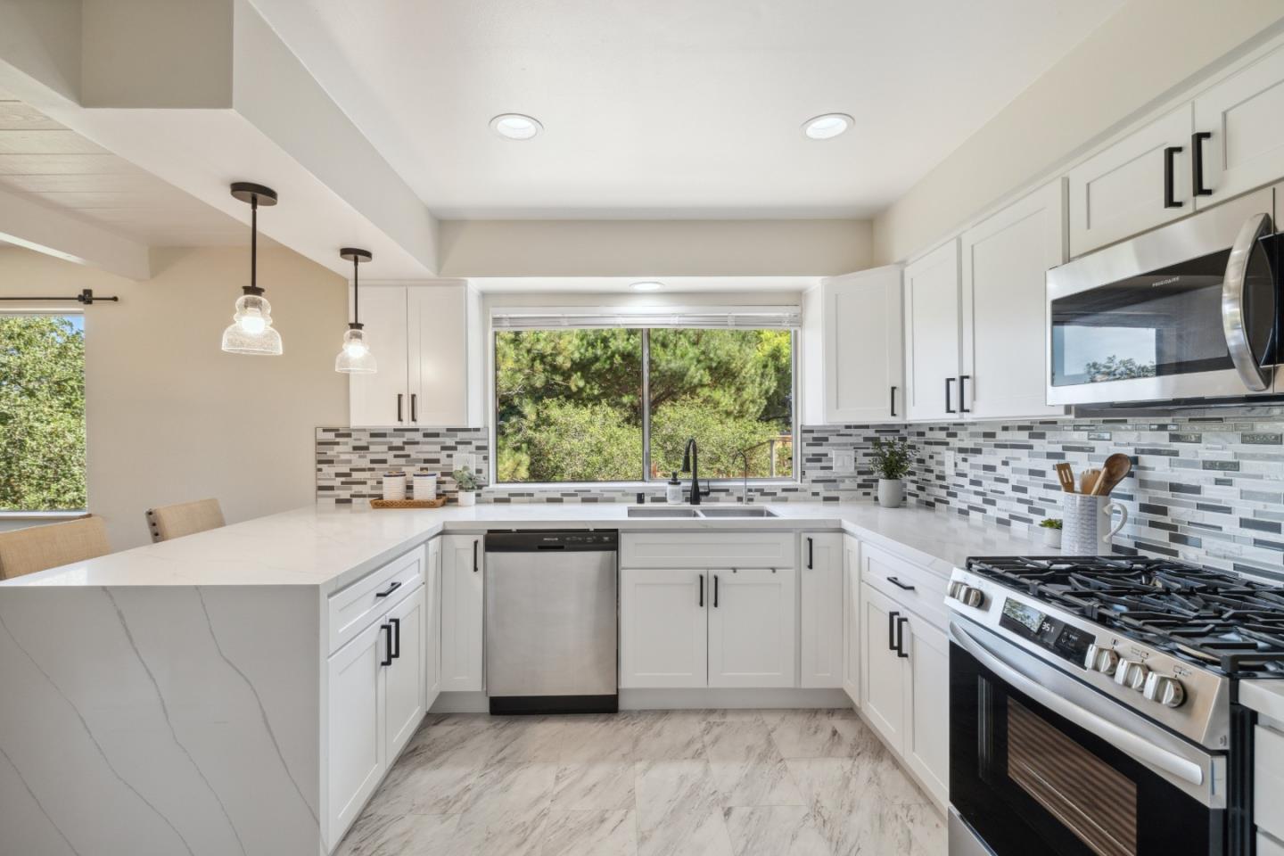 Detail Gallery Image 6 of 23 For 121 Blueberry Dr, Scotts Valley,  CA 95066 - 3 Beds | 2 Baths