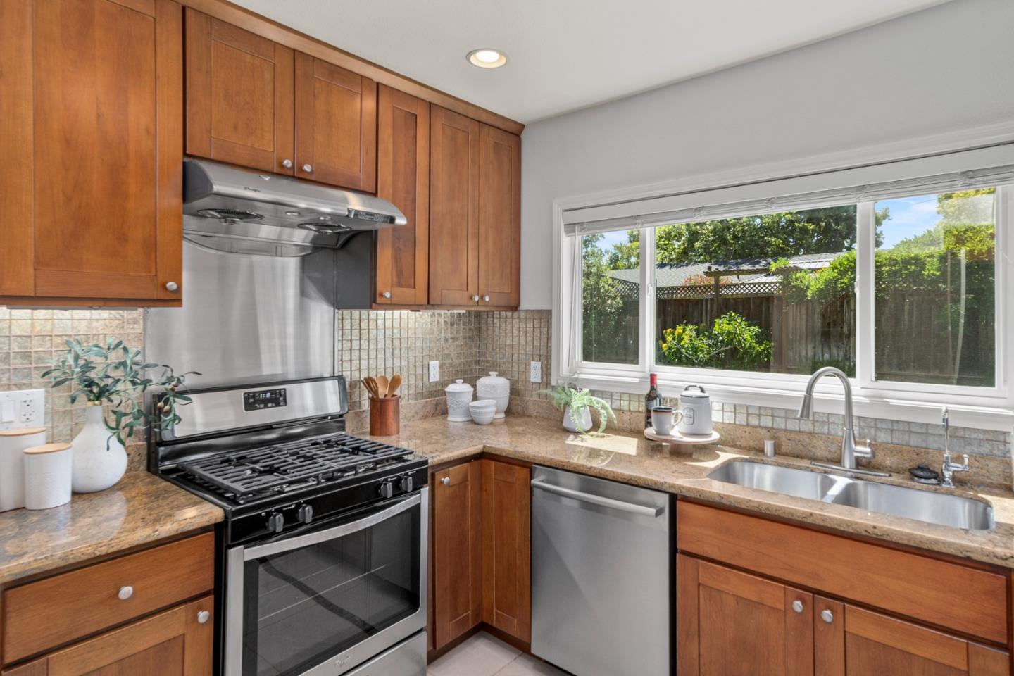 Detail Gallery Image 17 of 46 For 7188 Anjou Creek Cir, San Jose,  CA 95120 - 4 Beds | 2/1 Baths