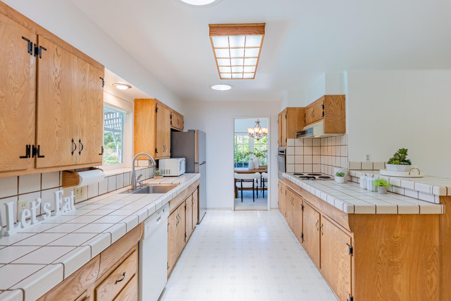 Detail Gallery Image 12 of 33 For 1531 Bedford Ave, Sunnyvale,  CA 94087 - 3 Beds | 2 Baths