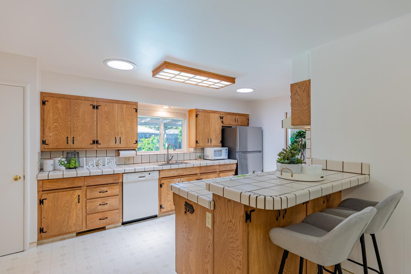 Detail Gallery Image 13 of 33 For 1531 Bedford Ave, Sunnyvale,  CA 94087 - 3 Beds | 2 Baths