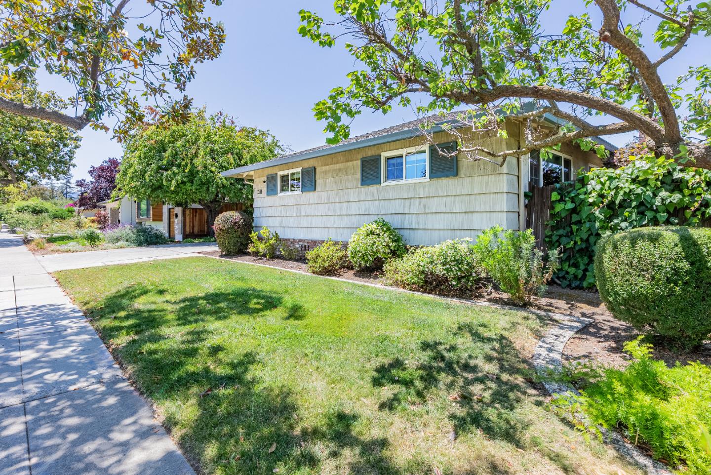 Detail Gallery Image 3 of 33 For 1531 Bedford Ave, Sunnyvale,  CA 94087 - 3 Beds | 2 Baths