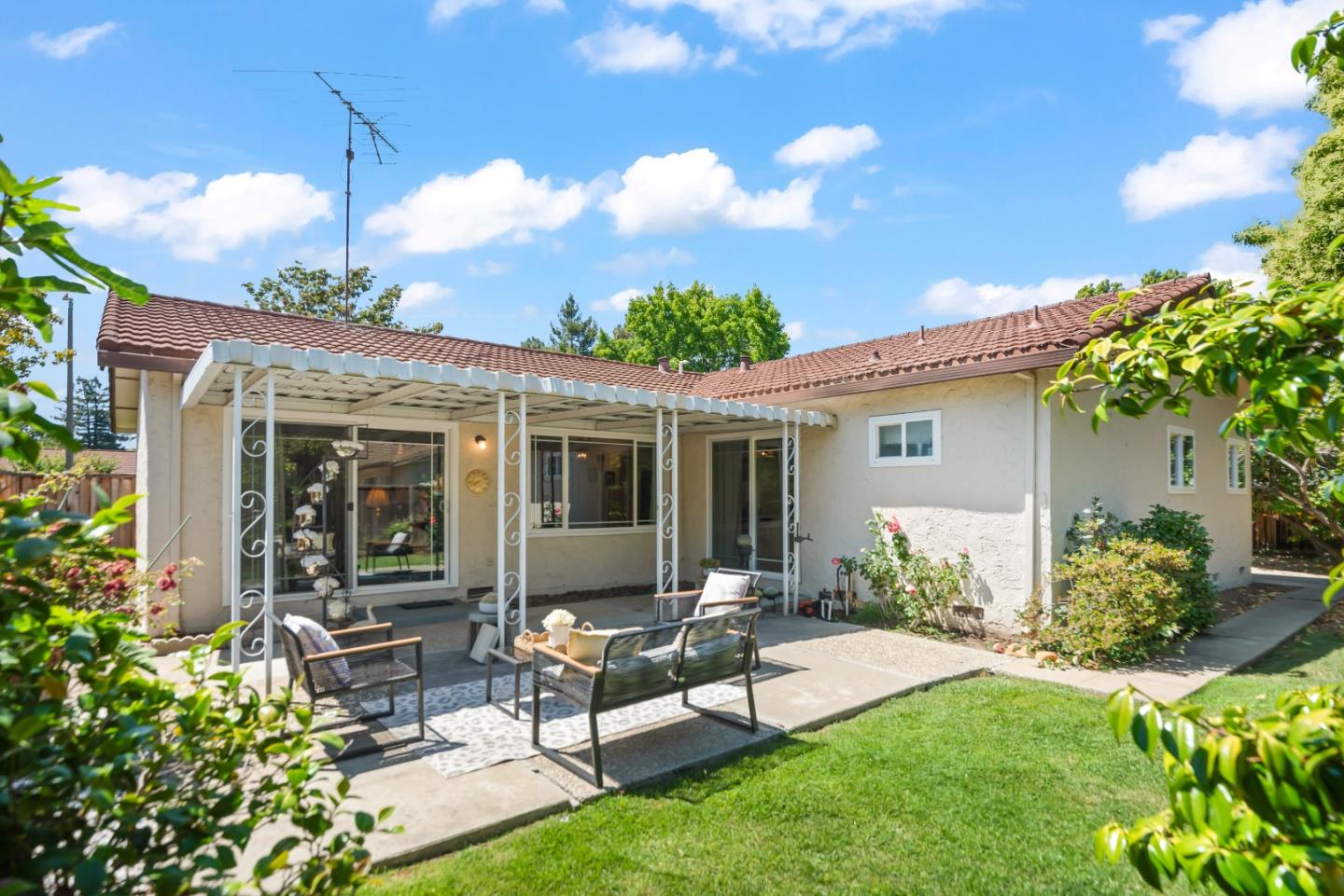 Detail Gallery Image 19 of 23 For 152 Jacinto Way, Sunnyvale,  CA 94086 - 3 Beds | 2 Baths