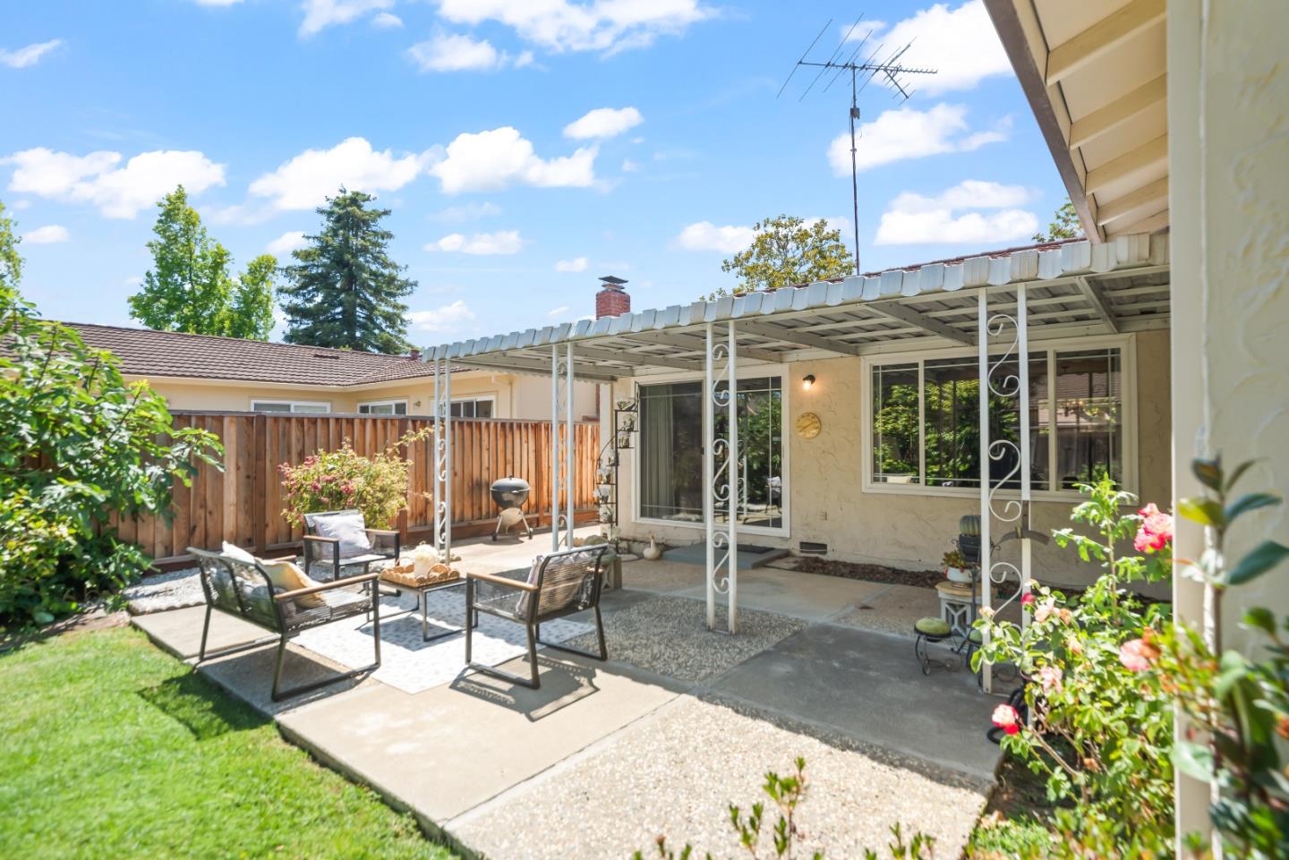 Detail Gallery Image 22 of 23 For 152 Jacinto Way, Sunnyvale,  CA 94086 - 3 Beds | 2 Baths