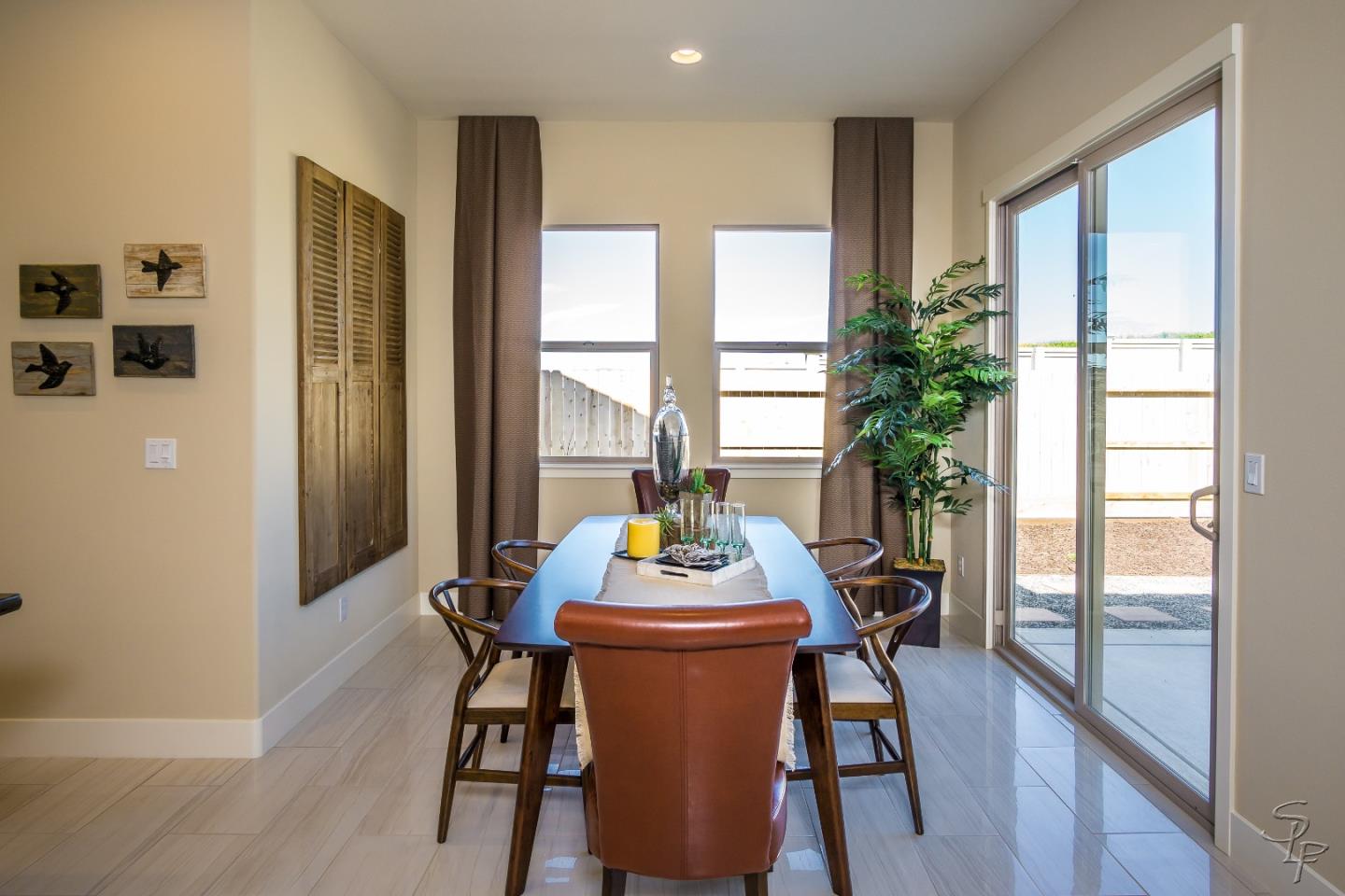 Detail Gallery Image 4 of 12 For 864 Carmelina Ct #16-6,  Hollister,  CA 95023 - 3 Beds | 2 Baths