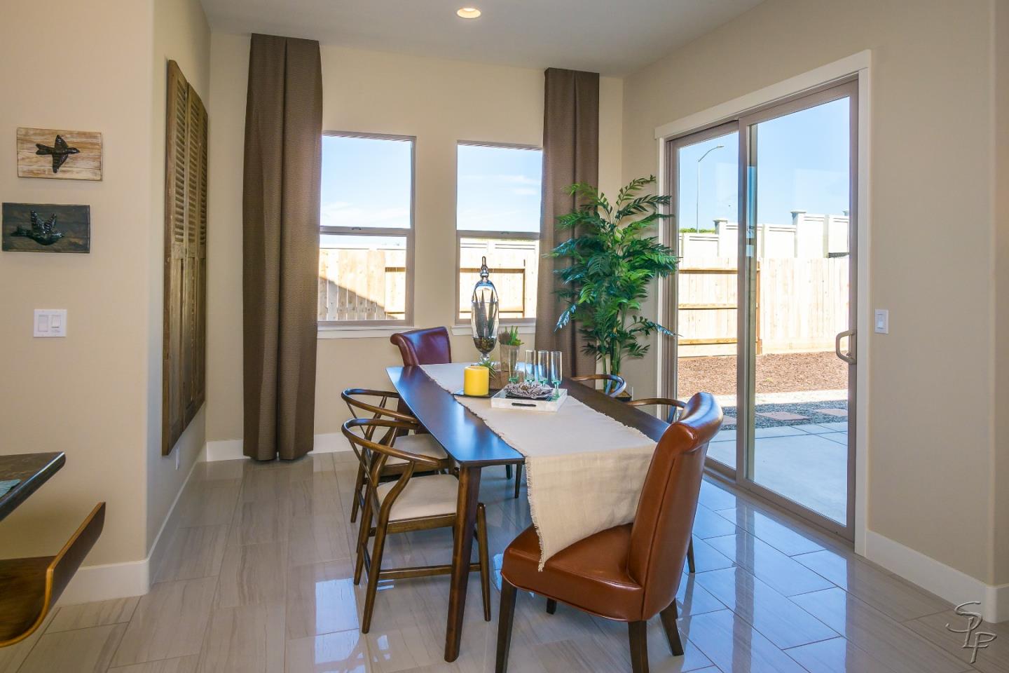 Detail Gallery Image 5 of 12 For 864 Carmelina Ct #16-6,  Hollister,  CA 95023 - 3 Beds | 2 Baths