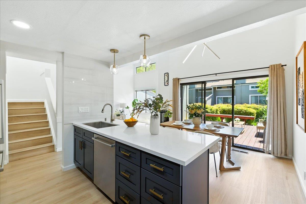 Detail Gallery Image 4 of 49 For 3383 Los Prados St, San Mateo,  CA 94403 - 2 Beds | 2 Baths