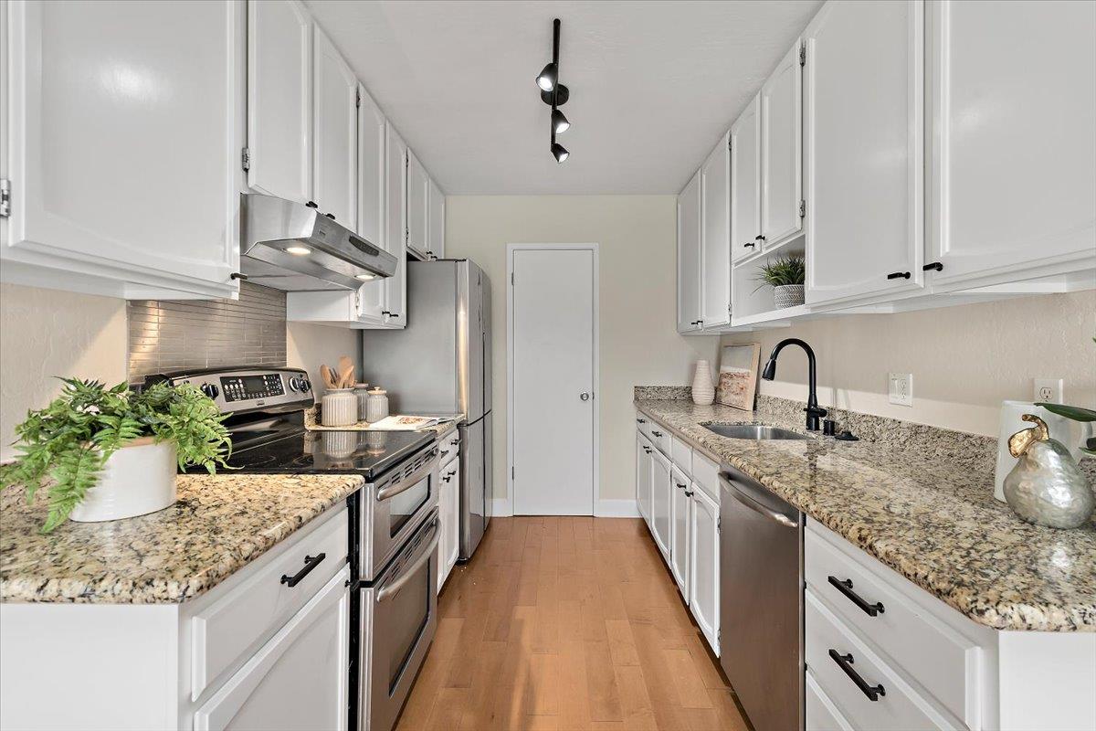 Detail Gallery Image 8 of 23 For 444 Cypress Ave, Half Moon Bay,  CA 94019 - 2 Beds | 2 Baths