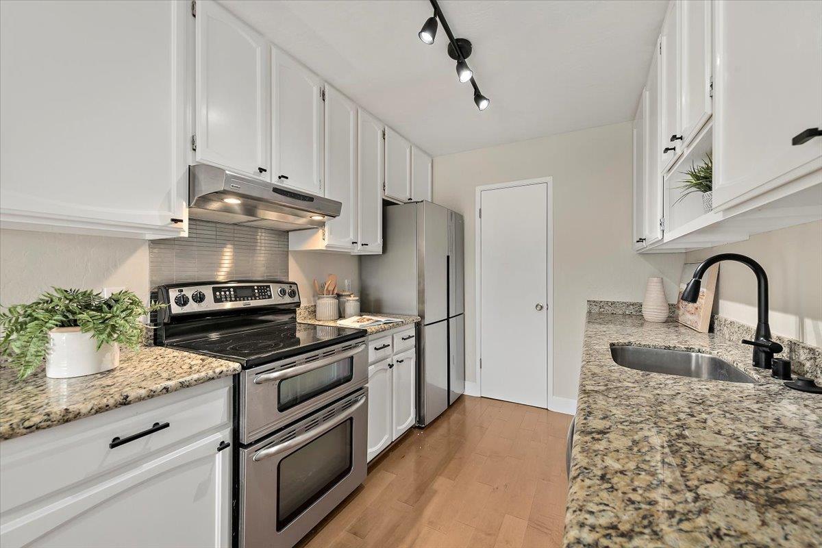 Detail Gallery Image 9 of 23 For 444 Cypress Ave, Half Moon Bay,  CA 94019 - 2 Beds | 2 Baths