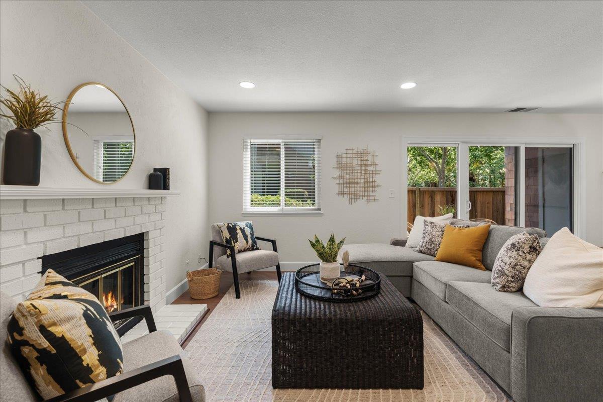 Detail Gallery Image 4 of 27 For 1305 La Terrace Cir, San Jose,  CA 95123 - 2 Beds | 1 Baths