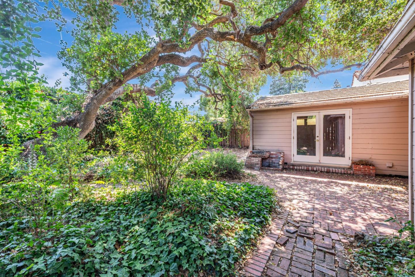 Detail Gallery Image 4 of 19 For 1036 Almanor Ave, Menlo Park,  CA 94025 - 3 Beds | 2 Baths