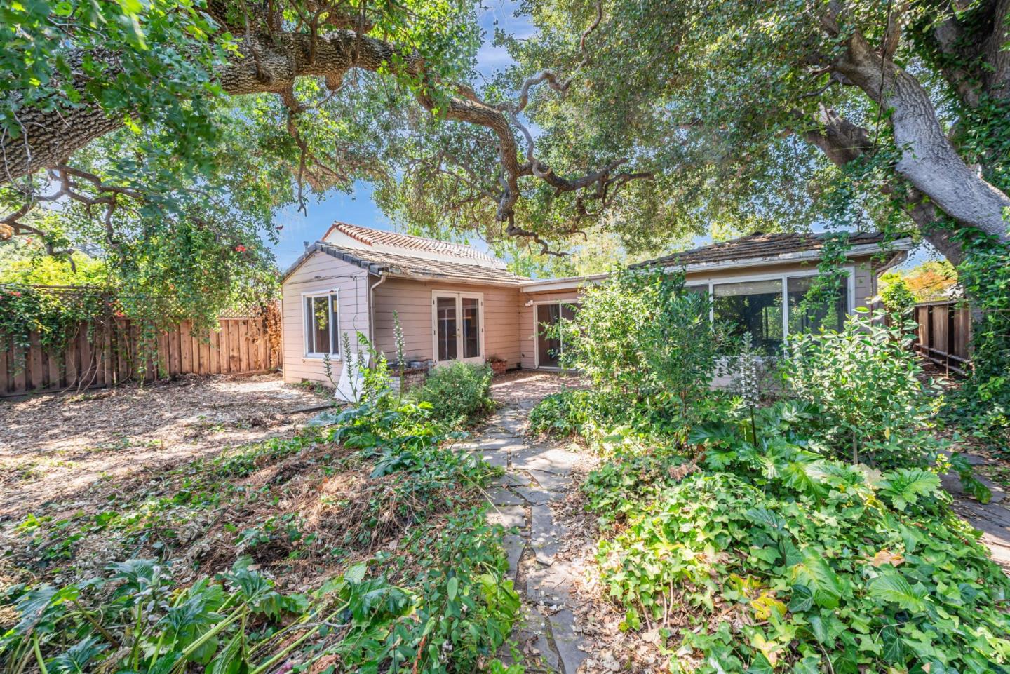 Detail Gallery Image 5 of 19 For 1036 Almanor Ave, Menlo Park,  CA 94025 - 3 Beds | 2 Baths