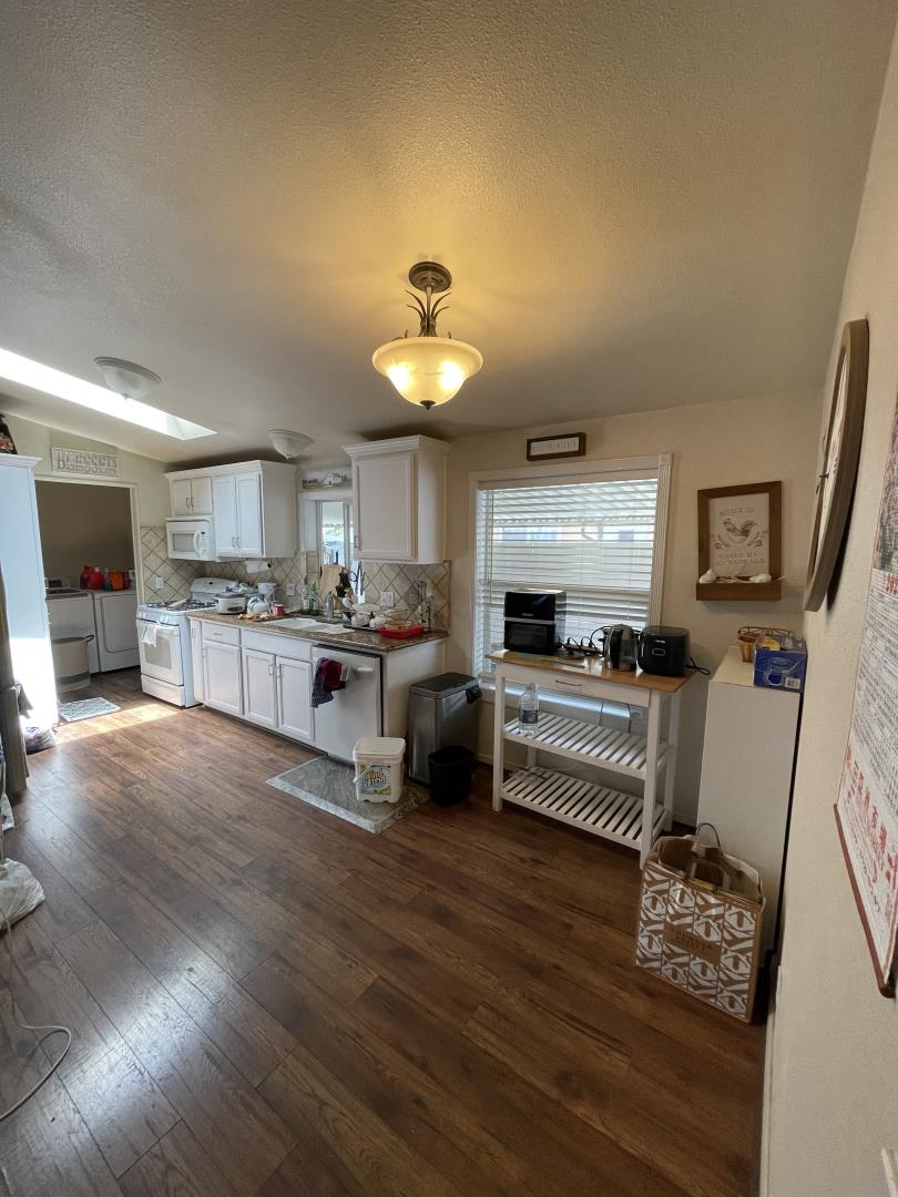 Detail Gallery Image 4 of 13 For 1505 La Perla Dr, Modesto,  CA 95357 - 2 Beds | 2 Baths