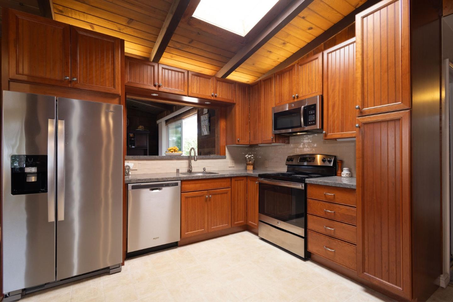 Detail Gallery Image 5 of 28 For 816 Park Ave, Moss Beach,  CA 94038 - 3 Beds | 2 Baths