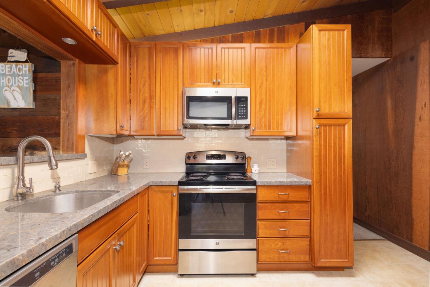 Detail Gallery Image 6 of 28 For 816 Park Ave, Moss Beach,  CA 94038 - 3 Beds | 2 Baths