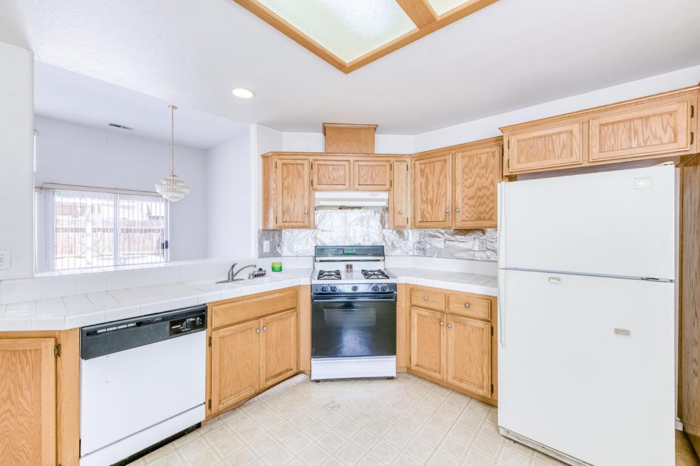 Detail Gallery Image 14 of 35 For 2670 N Katy Ave, Fresno,  CA 93722 - 4 Beds | 2 Baths