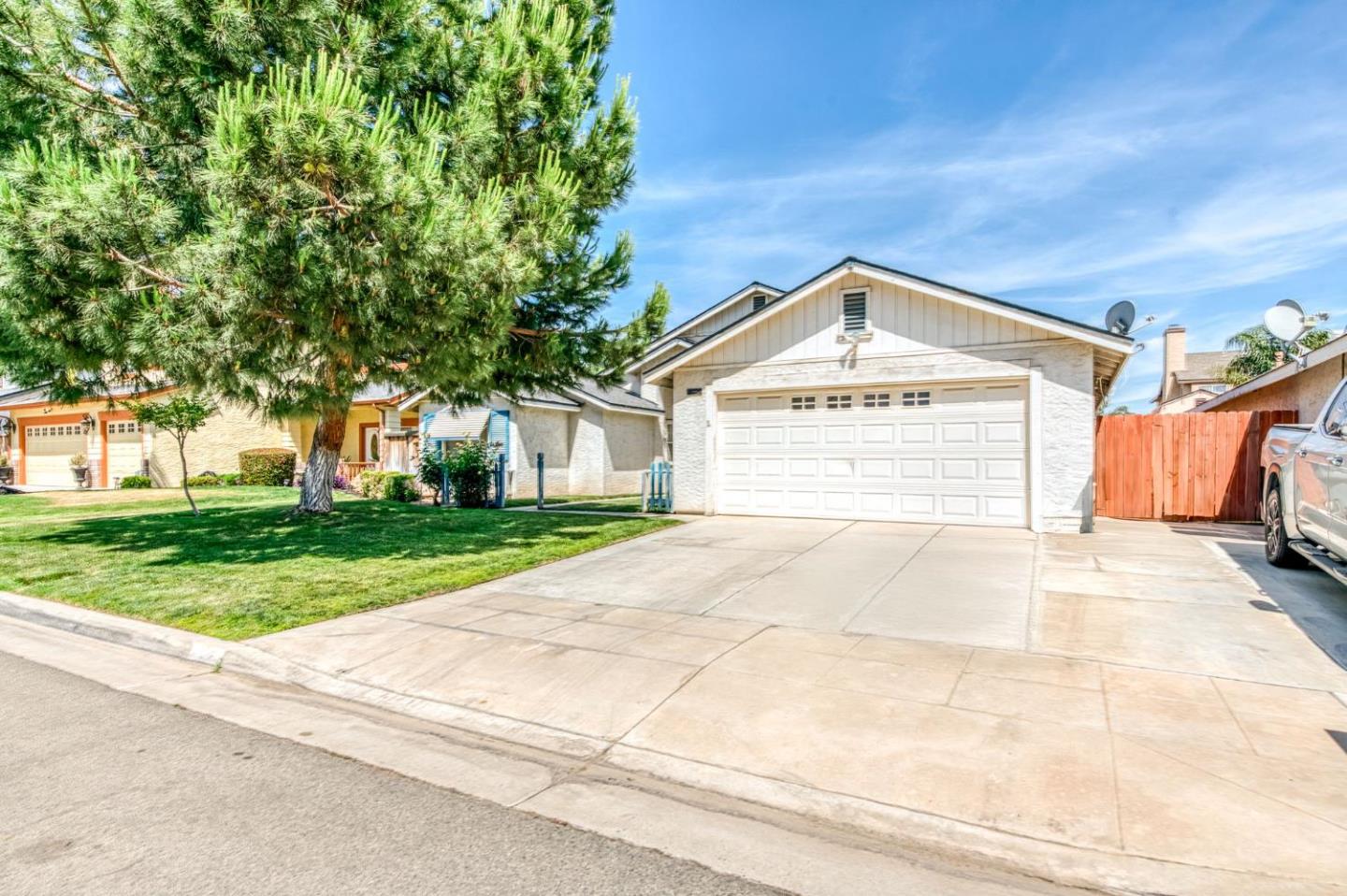 Detail Gallery Image 2 of 35 For 2670 N Katy Ave, Fresno,  CA 93722 - 4 Beds | 2 Baths