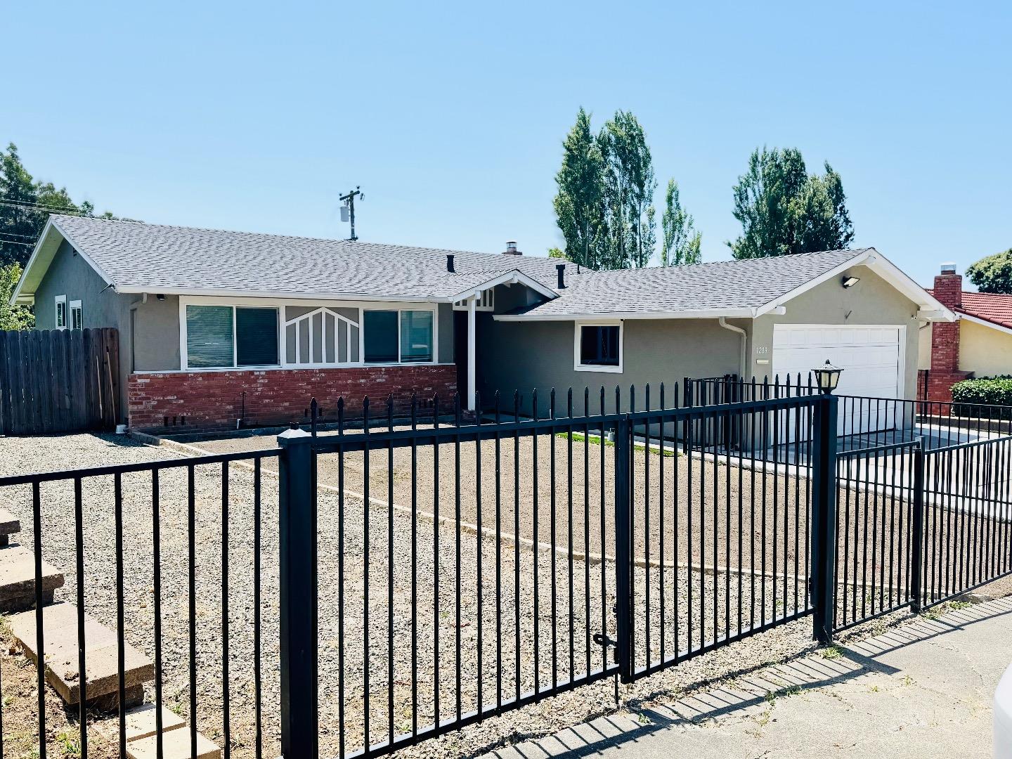Detail Gallery Image 2 of 28 For 1209 Loyola Way, Vallejo,  CA 94589 - 4 Beds | 2 Baths