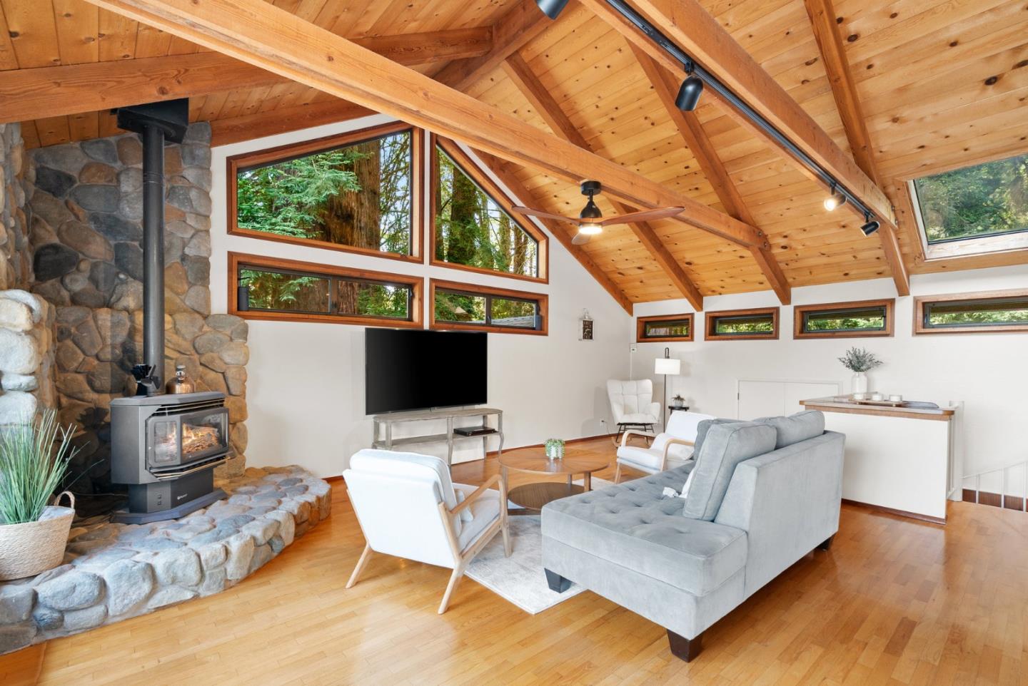 Detail Gallery Image 8 of 90 For 120 Bella Vista Ln, Watsonville,  CA 95076 - 4 Beds | 2/1 Baths