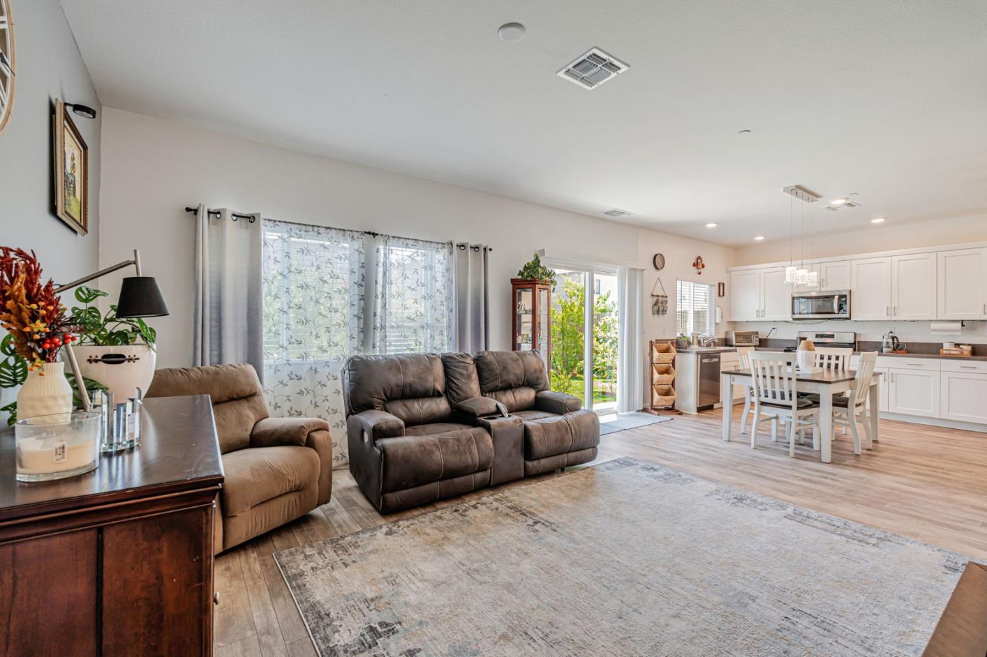 Detail Gallery Image 8 of 24 For 1420 Primitivo Ln, Manteca,  CA 95336 - 3 Beds | 2/1 Baths