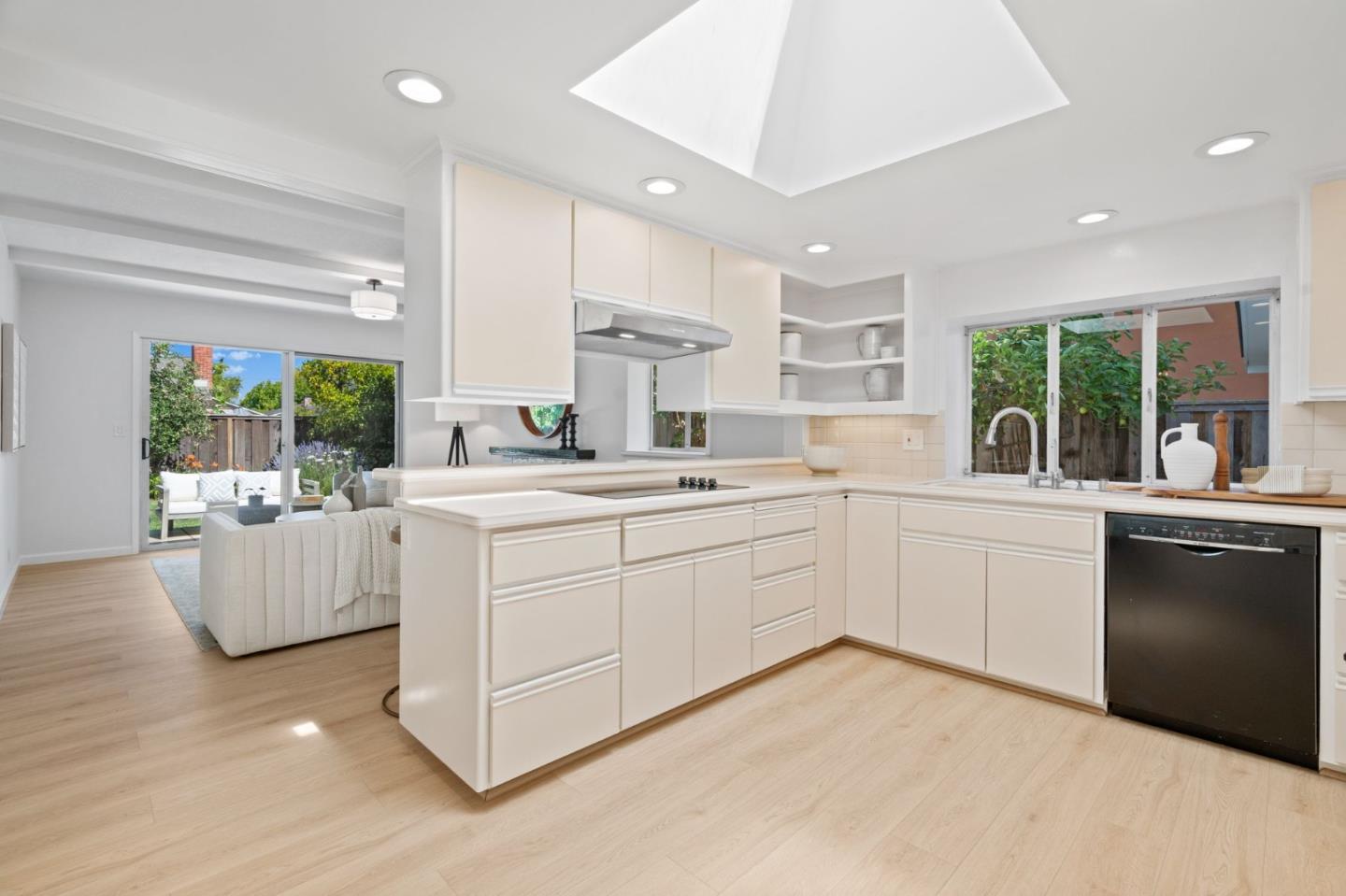 Detail Gallery Image 16 of 57 For 1861 Limetree Ln, Mountain View,  CA 94040 - 4 Beds | 2 Baths
