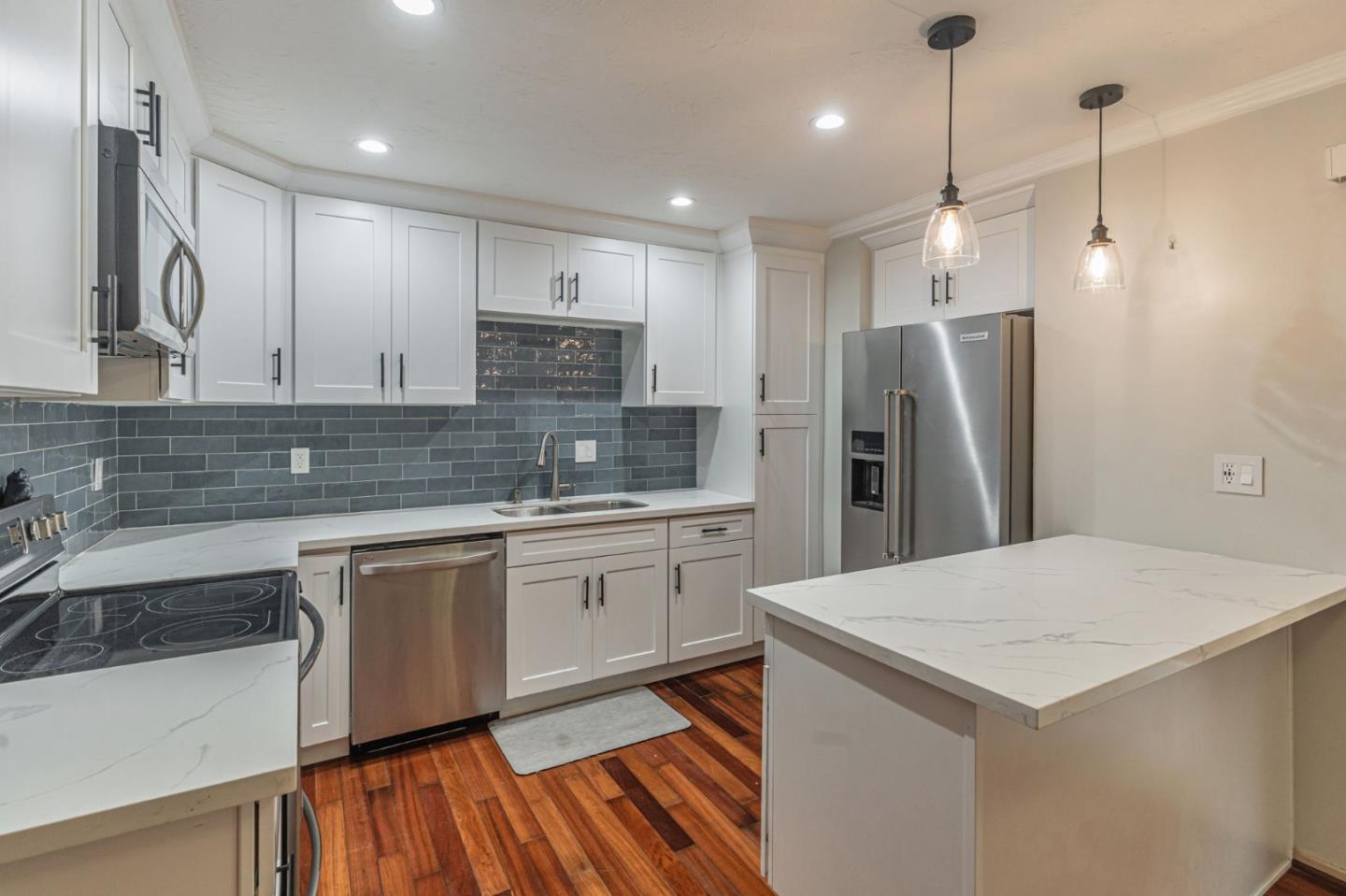 Detail Gallery Image 2 of 35 For 382 Coronado Ave #102,  Long Beach,  CA 90814 - 2 Beds | 2 Baths