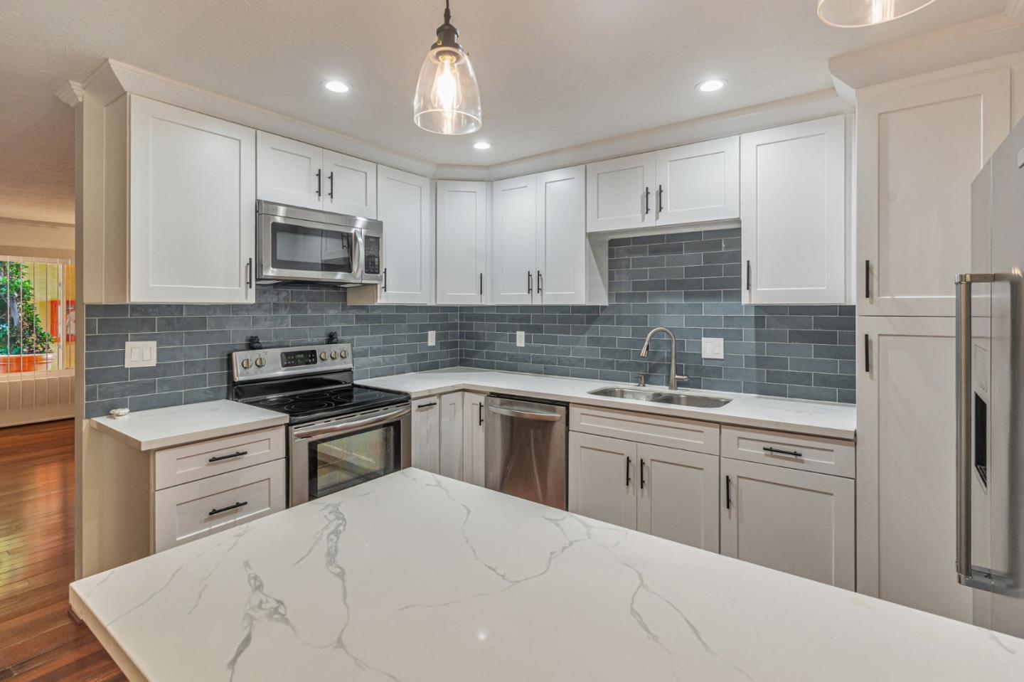 Detail Gallery Image 3 of 35 For 382 Coronado Ave #102,  Long Beach,  CA 90814 - 2 Beds | 2 Baths