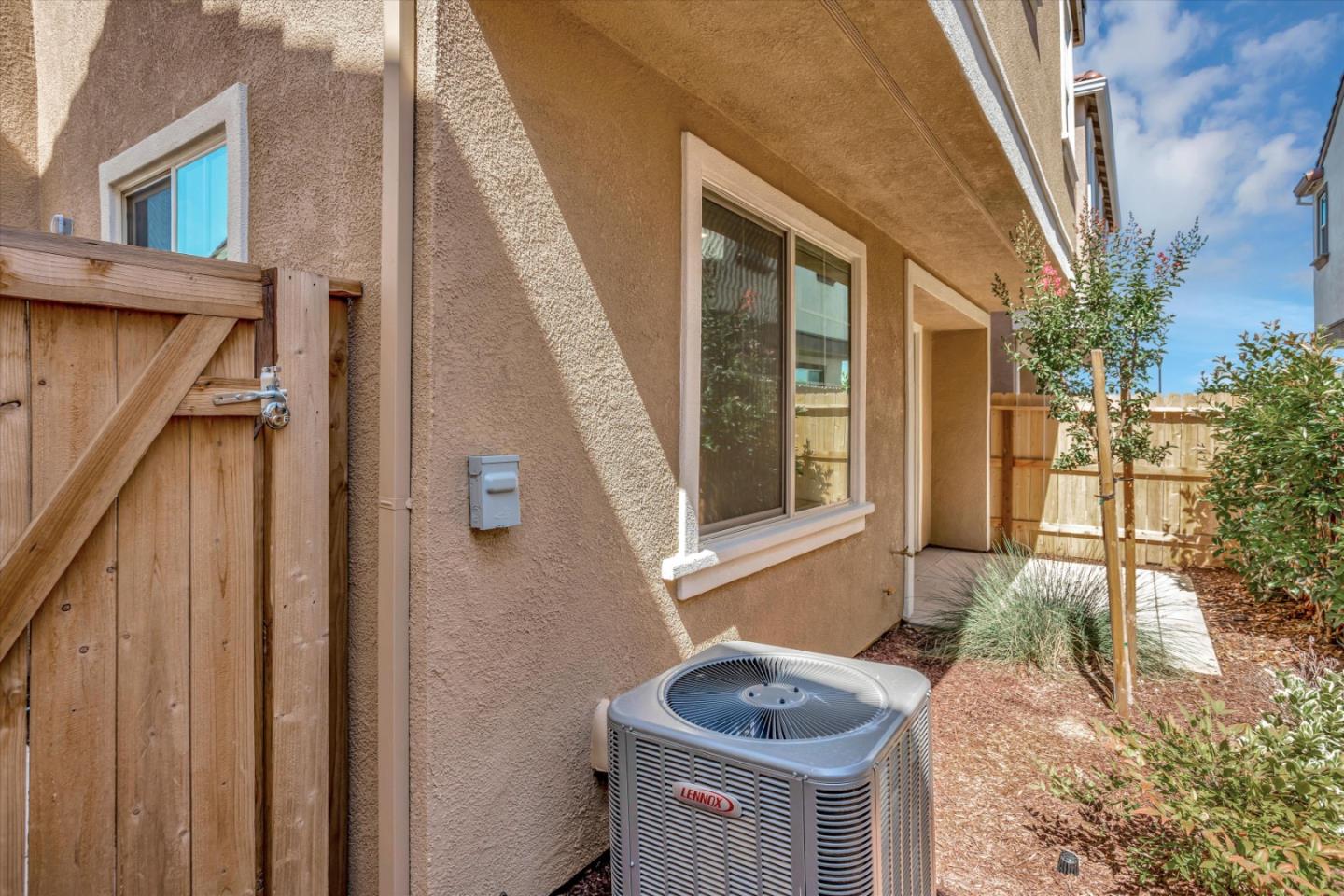 Detail Gallery Image 2 of 16 For 10466 Oboe Way, Elk Grove,  CA 95757 - 3 Beds | 2/1 Baths