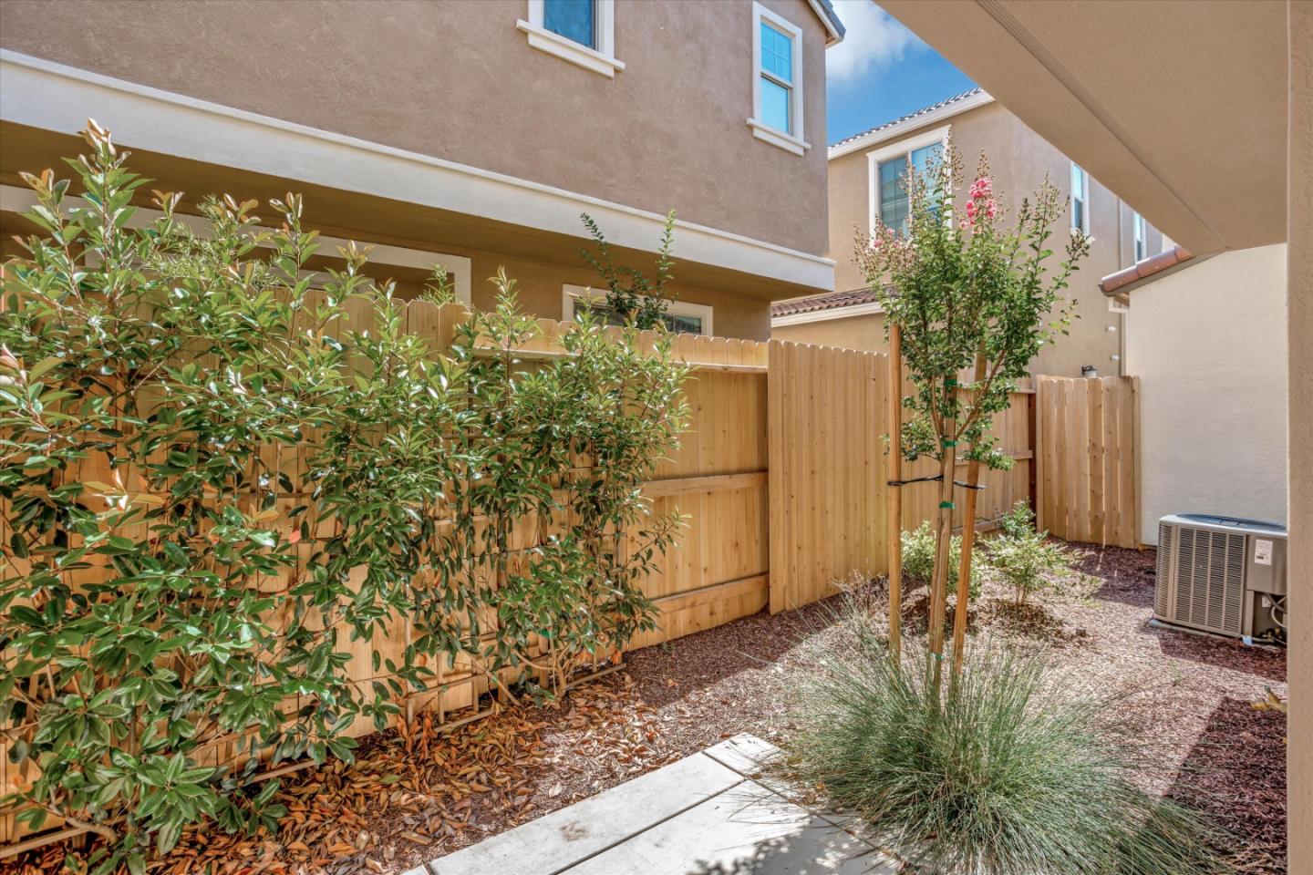 Detail Gallery Image 3 of 16 For 10466 Oboe Way, Elk Grove,  CA 95757 - 3 Beds | 2/1 Baths