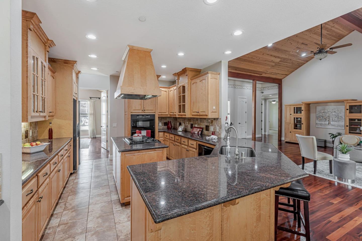 Detail Gallery Image 12 of 87 For 3025 Godfrey Ave, Gilroy,  CA 95020 - 3 Beds | 3 Baths
