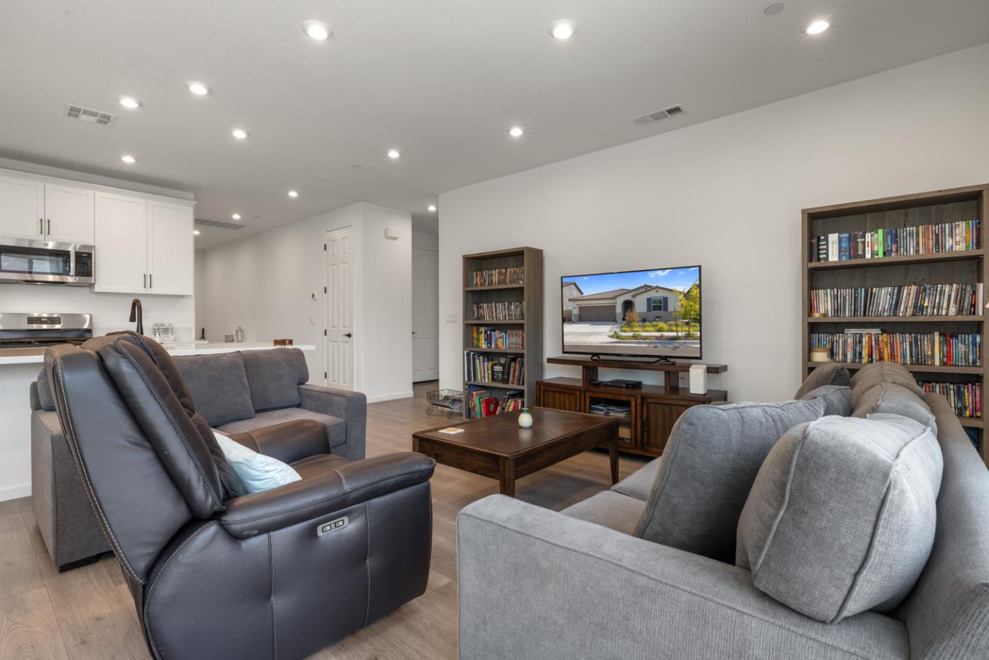 Detail Gallery Image 19 of 31 For 667 Pleasant Dr, Lathrop,  CA 95330 - 3 Beds | 2 Baths