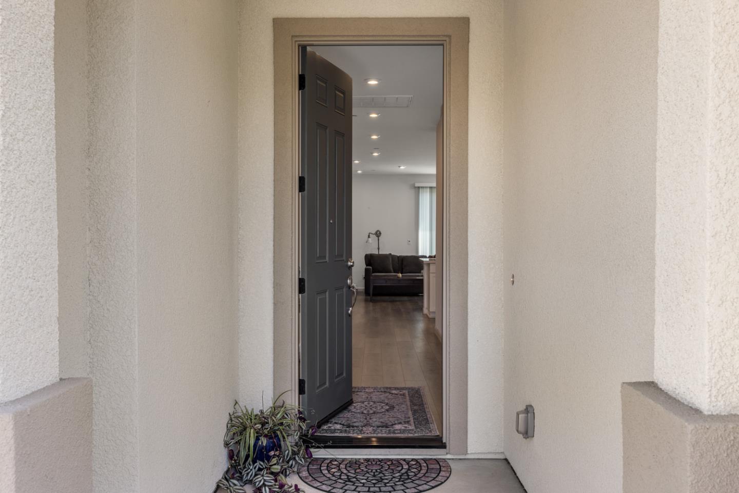Detail Gallery Image 3 of 31 For 667 Pleasant Dr, Lathrop,  CA 95330 - 3 Beds | 2 Baths