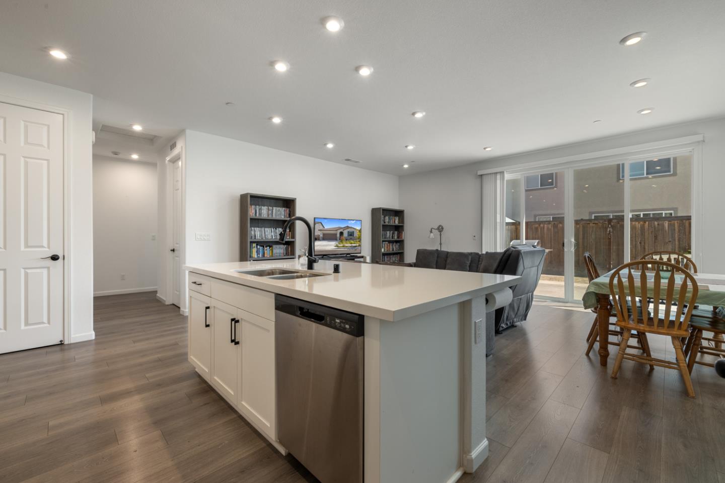 Detail Gallery Image 4 of 31 For 667 Pleasant Dr, Lathrop,  CA 95330 - 3 Beds | 2 Baths